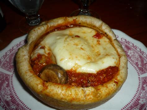 Chicago pizza and oven grinder company - A historic restaurant in Lincoln Park that serves pizza pot pies, oven grinders, and salads. Read a detailed review of the menu, ambience, and history of this unique Chicago pizza …